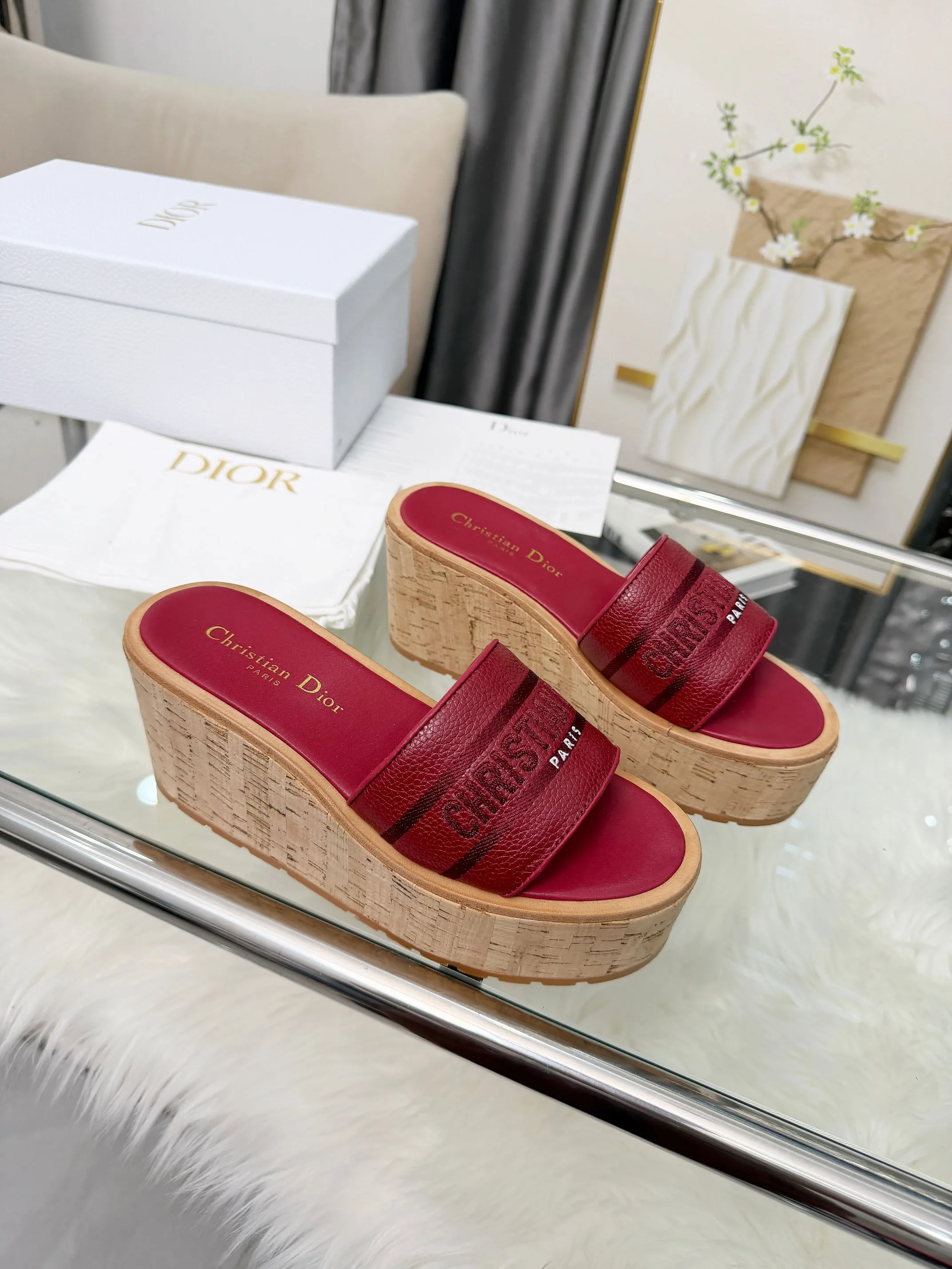 👟👟Ex-factory price 440👟👟 Dior Dior〰️Dway thick-soled wedge sandals✔️This thick-soled sandal is fashionable, casual and highly recognizable. The inspiration is cleverly combined by D's main designer into the perfect shoe shape. Paired with brand buckles, it is even more fashionable! Original version, perfect and exquisite workmanship!  Upper: pebbled leather + electric show code number; 35-39 (40-41 customized)